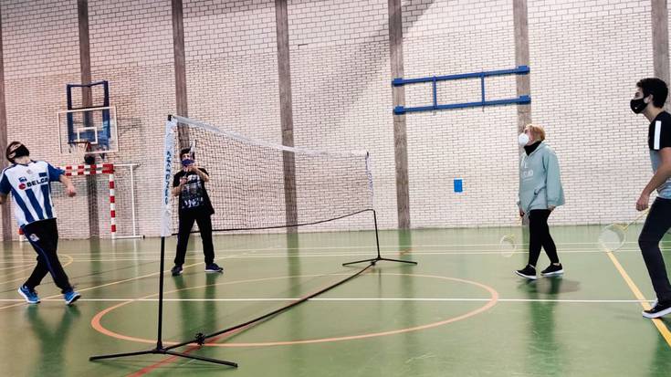 Asteburu ederra pasa zuten herriko gazteek, Badmintonean