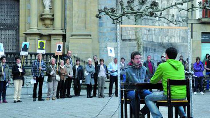 Atxilotuak inkomunikatuta jarraitu bitartean egunero 
egingo dituzte kontzentrazioak
