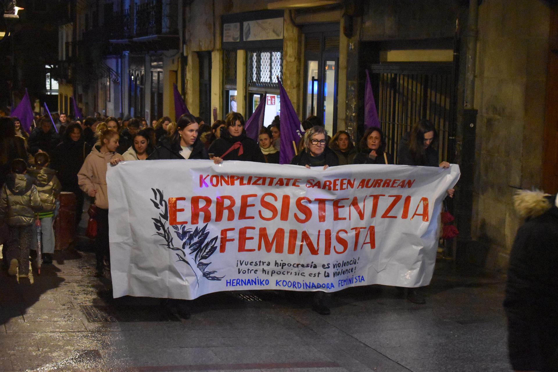 Herritar askok egin dute bat Koordinadora Feministaren manifestazioarekin
