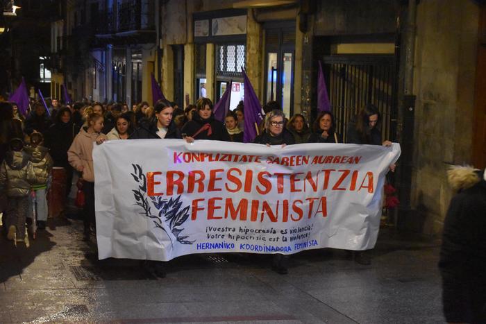 Herritar askok egin dute bat Koordinadora Feministaren manifestazioarekin
