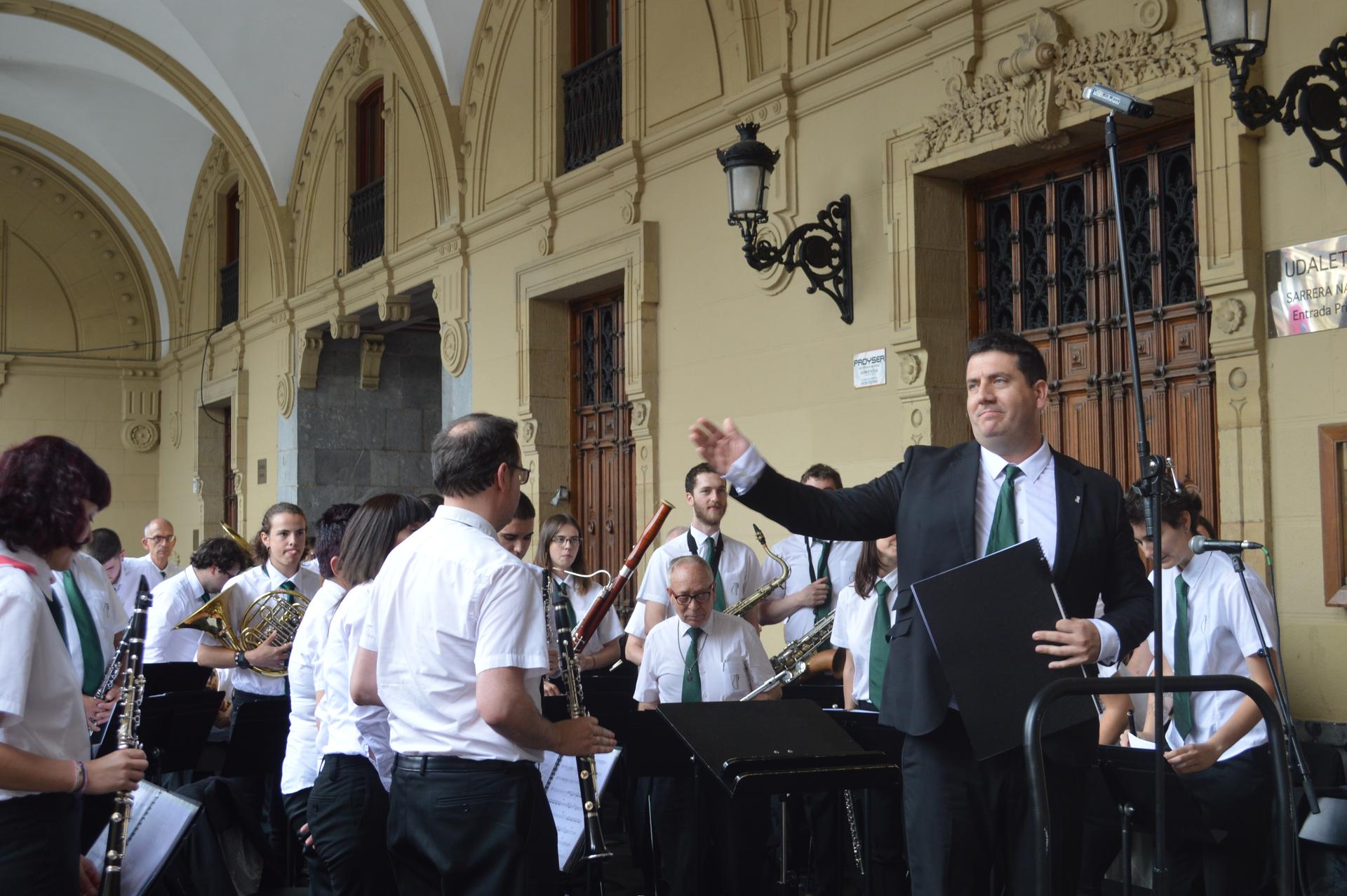 Musika Bandak kontzertua, arkupeetan