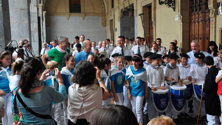 Estreinaldiz betetako emanaldia eman zuen Bandak
