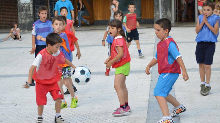 Astigarragako umeek huts egin ezin duten hitzordua: futbola plazan