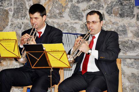 Ahotsa, txistua... eta metal boskotea gaur