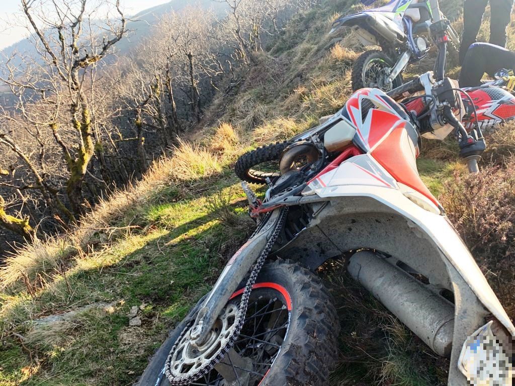 Zenbait motorzaleri salaketa, Mandoegi gainean ibiltzeagatik
