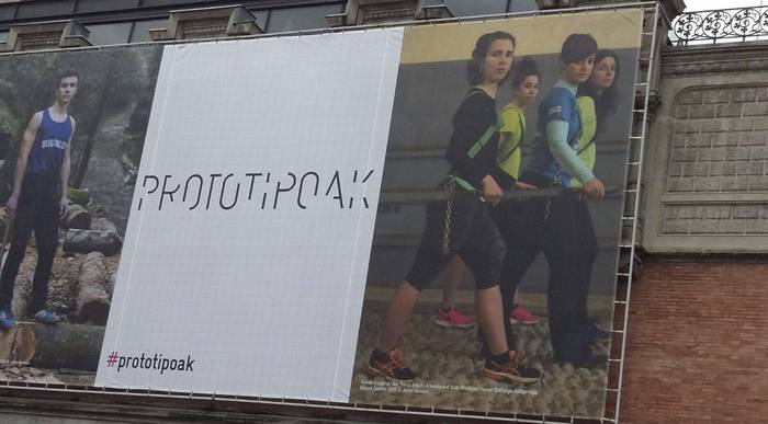Emarriko neskak,  Bilboko paretetan zintzilik