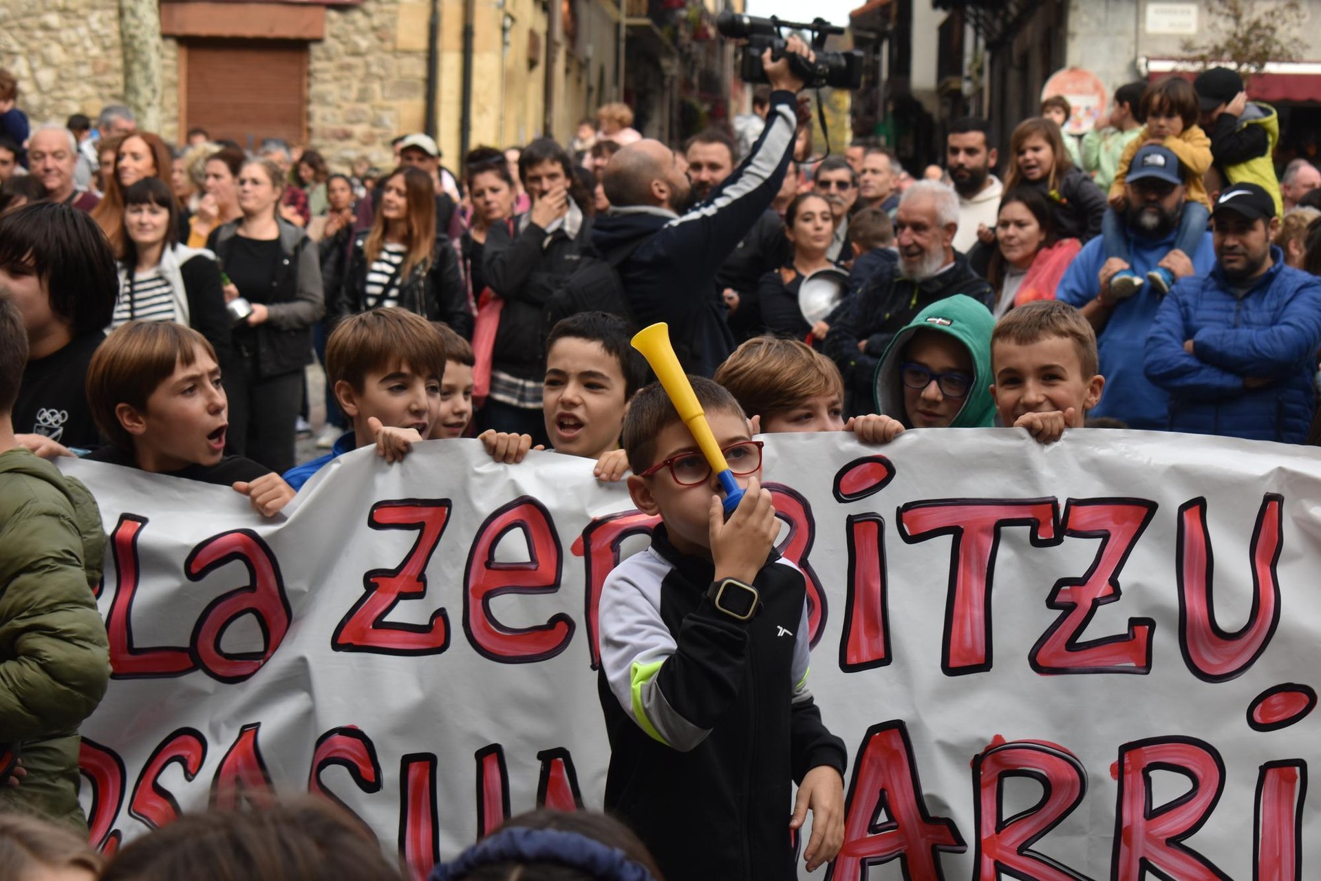 «Bihar haurrek ez dute Serunionen janaririk jango, guk bermatuko dugu janari duina»