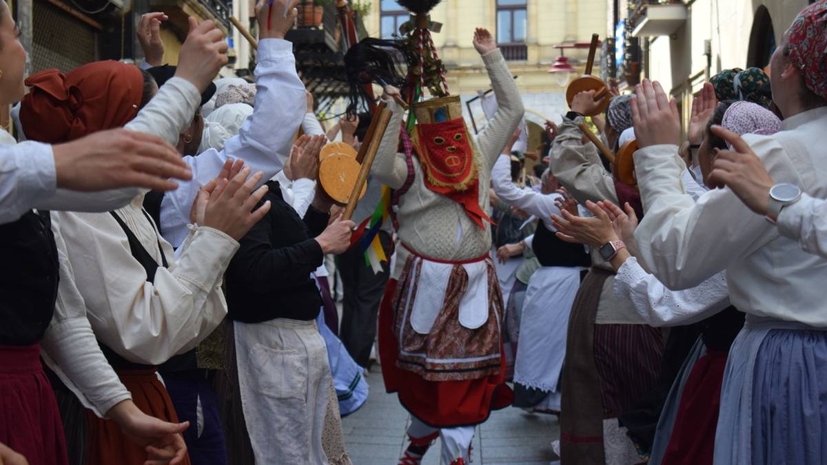 Dantzari Astearen egun nagusia, iruditan