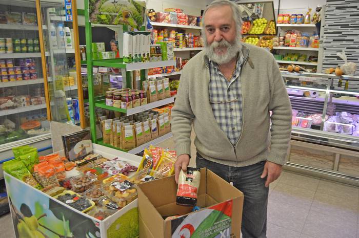 Eskutik kajara, Saharari laguntza