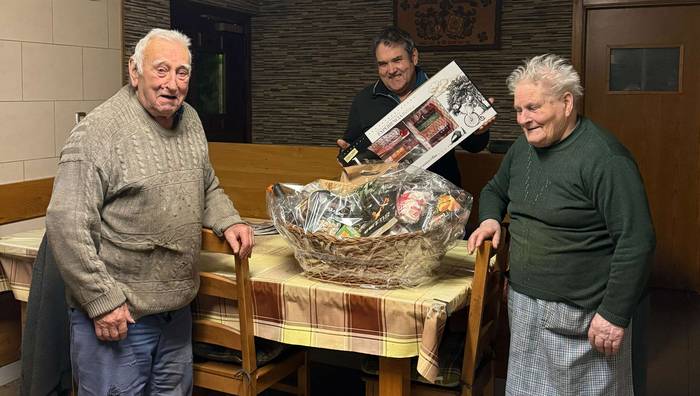 Elorrabiko familiak jaso du aurtengo  Gabonetako saskia Osiñagan