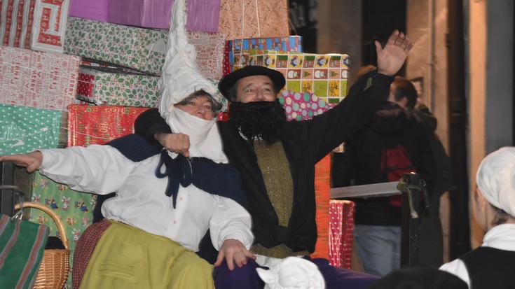 Olentzerok eta Mari Domingik bailarako txokoak bixitatuko dituzte umeen azken gutunak jasotzeko