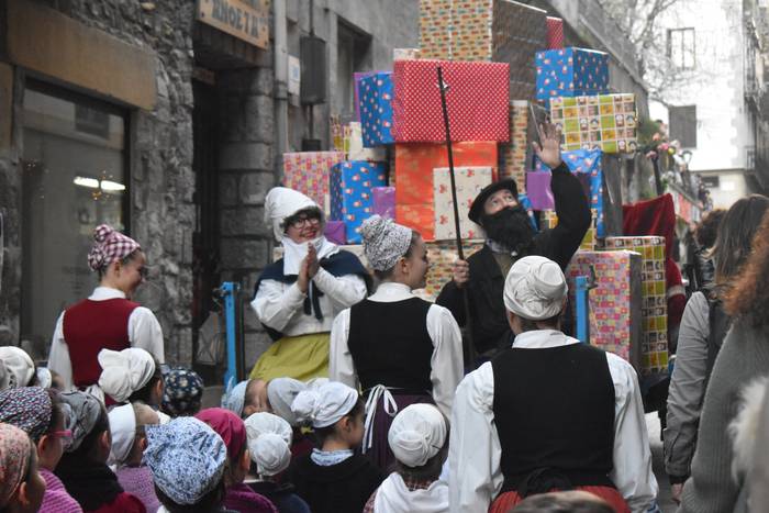 Igandean iritsiko dira Olentzero eta Mari Domingi Urumea bailarara