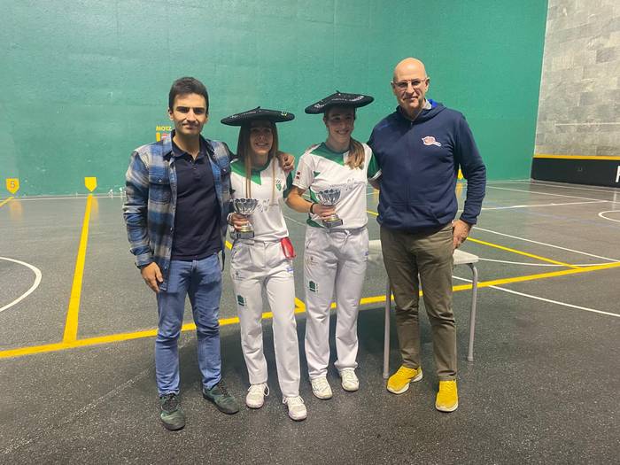 Eizmendi ahizpak, txapeldun