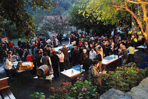 
Gaztain erreak, sagardoa eta azoka bihar, auzoko festaren bueltan