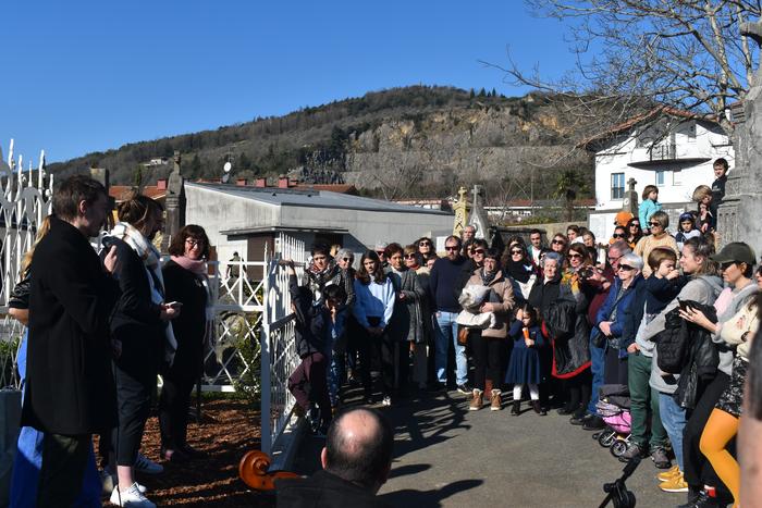 Jende ugari bildu zen atzo Hernaniko hilerrian, 'Izan zirelako' gunearen inaugurazio ekitaldian