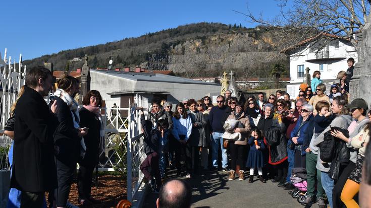 Jende ugari bildu zen atzo Hernaniko hilerrian, 'Izan zirelako' gunearen inaugurazio ekitaldian