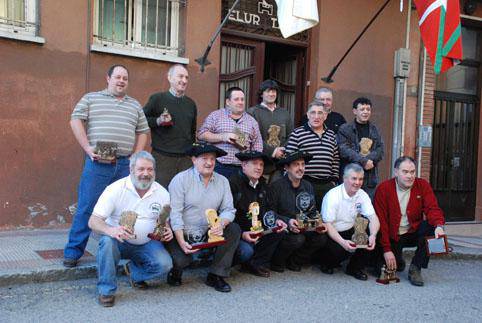 Mikel Armendariz-Jose Ignacio Otxotorena Olazar eta Joxe Ramon Zubillaga txapeldun Elur Txoriko mus txapelketan.