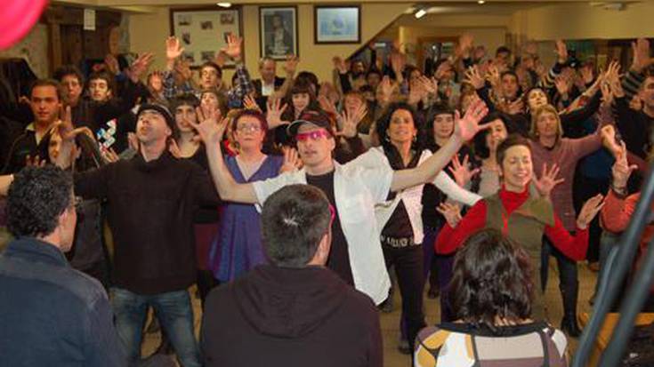 Bertsoa eta ‘Flash Mob’-a  Larre Gain sagardotegian