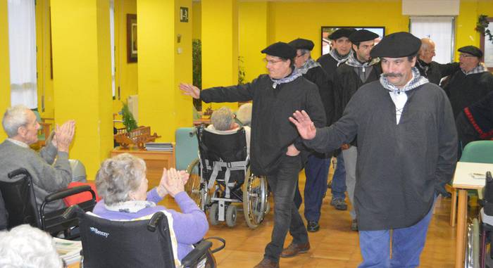 «Legearekin kunpli dezagun urte berriaren bezpera»