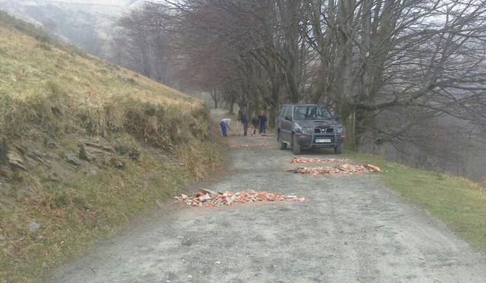 Auzolanean,  pistak txukuntzen