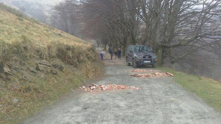 Auzolanean,  pistak txukuntzen