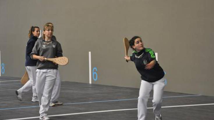 Aurreneko bertso pelota, Ereñotzuko frontoi berrian