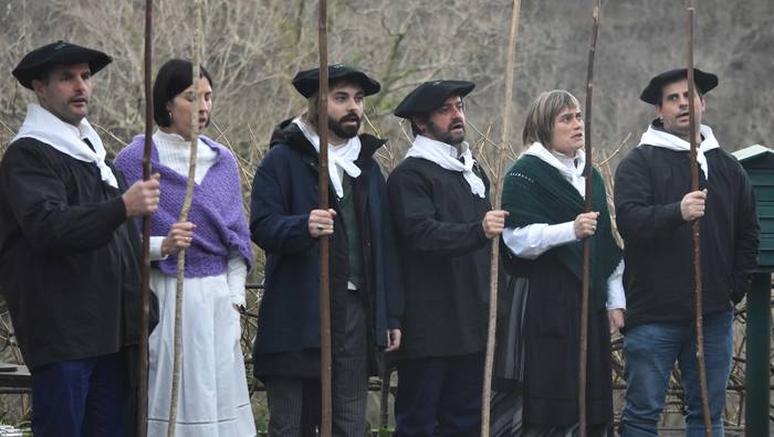 Bailarako etxe guztiak kantuz pozteko eguna da gaurkoa, Santa Ageda bezperako koplekin