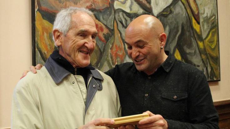 Angel Olarani harrera Udalak, honoris causa izendatu ostean
