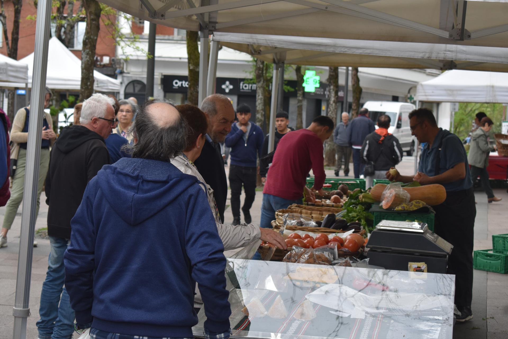 Azokek ere martxa hartuta, postu ugari izango dira gaurkoan Plaza Berrin eta Urbietan