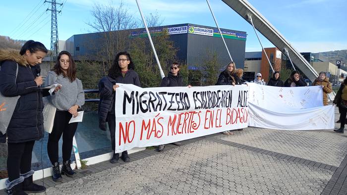 Kontzentrazioa egin zuten Hernanin, migratzeko politiken erruz hildako pertsonen alde