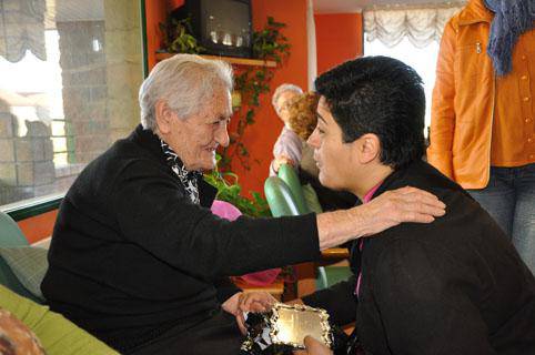 Cecilia Saenz Marquesek 100 urte bete zituen atzo, familia, lagun eta musika artean
