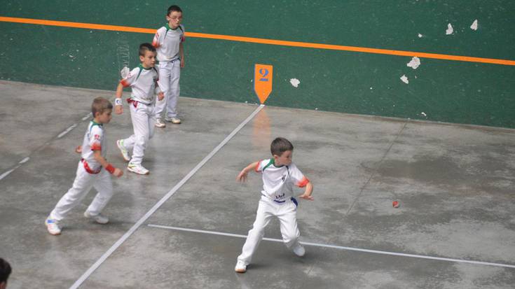 Pelota eskolan apuntatzeko, bihartik