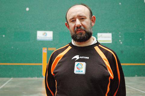 «Pelotariak begiratzen badizu... 
bigarren botean jaso du, ia beti»