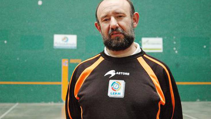 «Pelotariak begiratzen badizu... 
bigarren botean jaso du, ia beti»