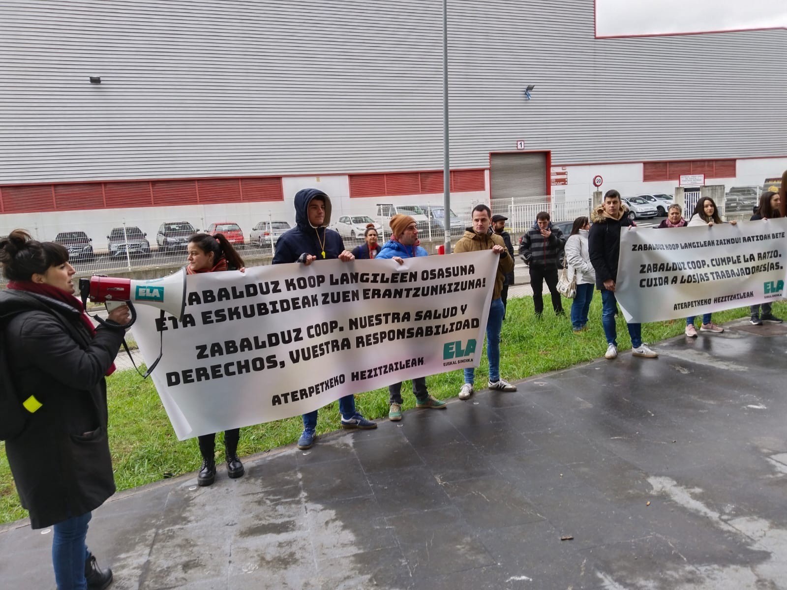Kontzentrazioa egin dute Zabalduz Kooperatibako langileek, «babesik gabe» daudela salatzeko
