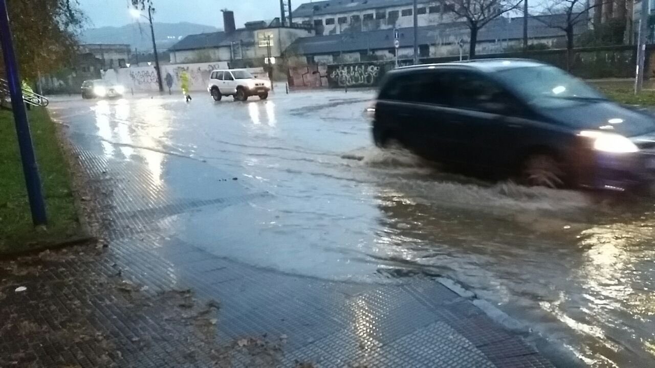 Urak gainezka egin dezakeen tokietan ez aparkatzeko gomendatu du Udalak