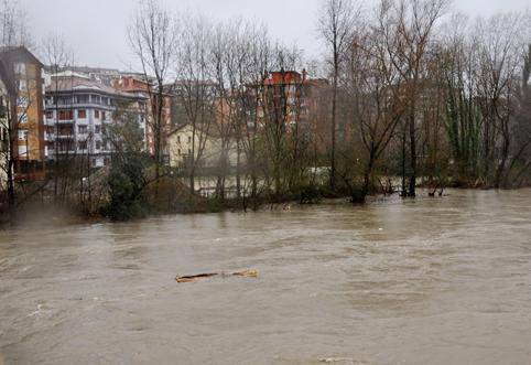 Urumea bazterrak urak hartu ditu  eta alerta egoerak jarraitzen du