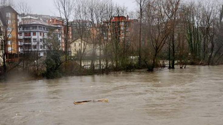 Urumea bazterrak urak hartu ditu  eta alerta egoerak jarraitzen du