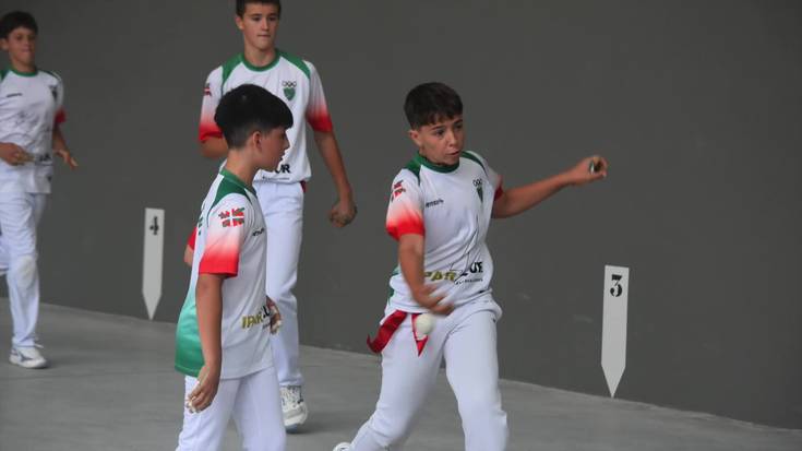 Latsunbeko frontoi berritua estreinatu zuten auzoko jaietan
