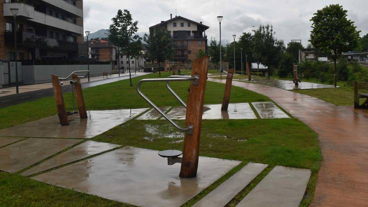 Jolas eta kirol elementuak prest, ibai parke haundituan