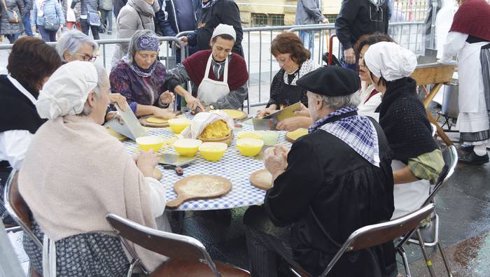 San Joan Konpartsak txistorra postua jarriko du gaur Kaxkoan