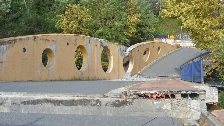 Lastaola eta Epele poligonoak lotzen dituen zubia erori da