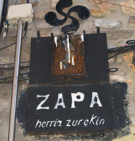 Zaparen omenez dagoen plakari argazkia kendu diote