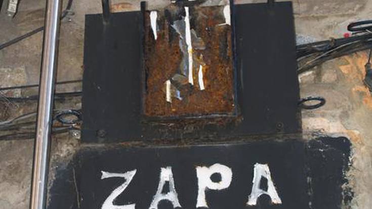 Zaparen omenez dagoen plakari argazkia kendu diote