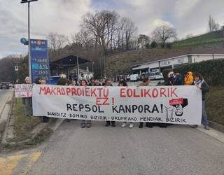 Repsol seinalatu zuten Urumeako Mendiak Bizirik eta Bianditz Domiko Bizirik ekimenek