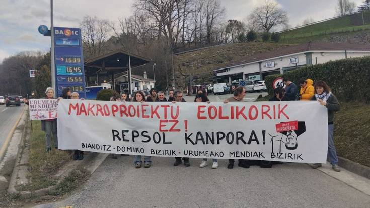 Repsol seinalatu zuten Urumeako Mendiak Bizirik eta Bianditz Domiko Bizirik ekimenek