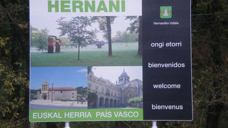 Hernanira datozenei 
ongi etorria emateko panelak jarri ditu Udalak