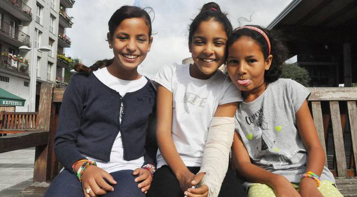 «Oso alaiak dira, egun osoa pasatzen dute  irribarrez, korrika eta saltoka»