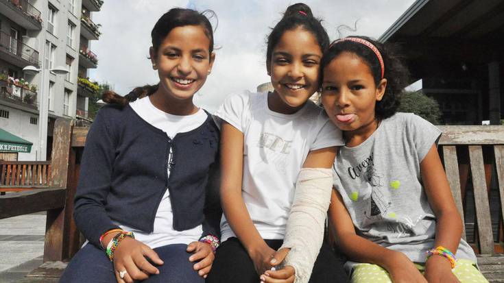 «Oso alaiak dira, egun osoa pasatzen dute  irribarrez, korrika eta saltoka»