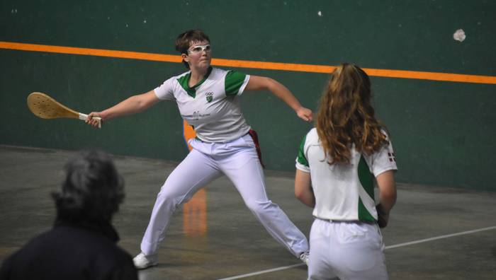 Pala ikastaroa gaur eta nesken pelota jaialdia bihar, Txomiñenen